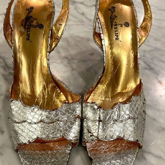 Vintage 1960s Felipe silver slingback heels.  Size 7 1/2. - Picture 2 of 6